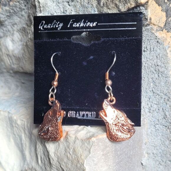 Jewelry - New! 🐺 Coppery Wolf Head Dangle Earrings